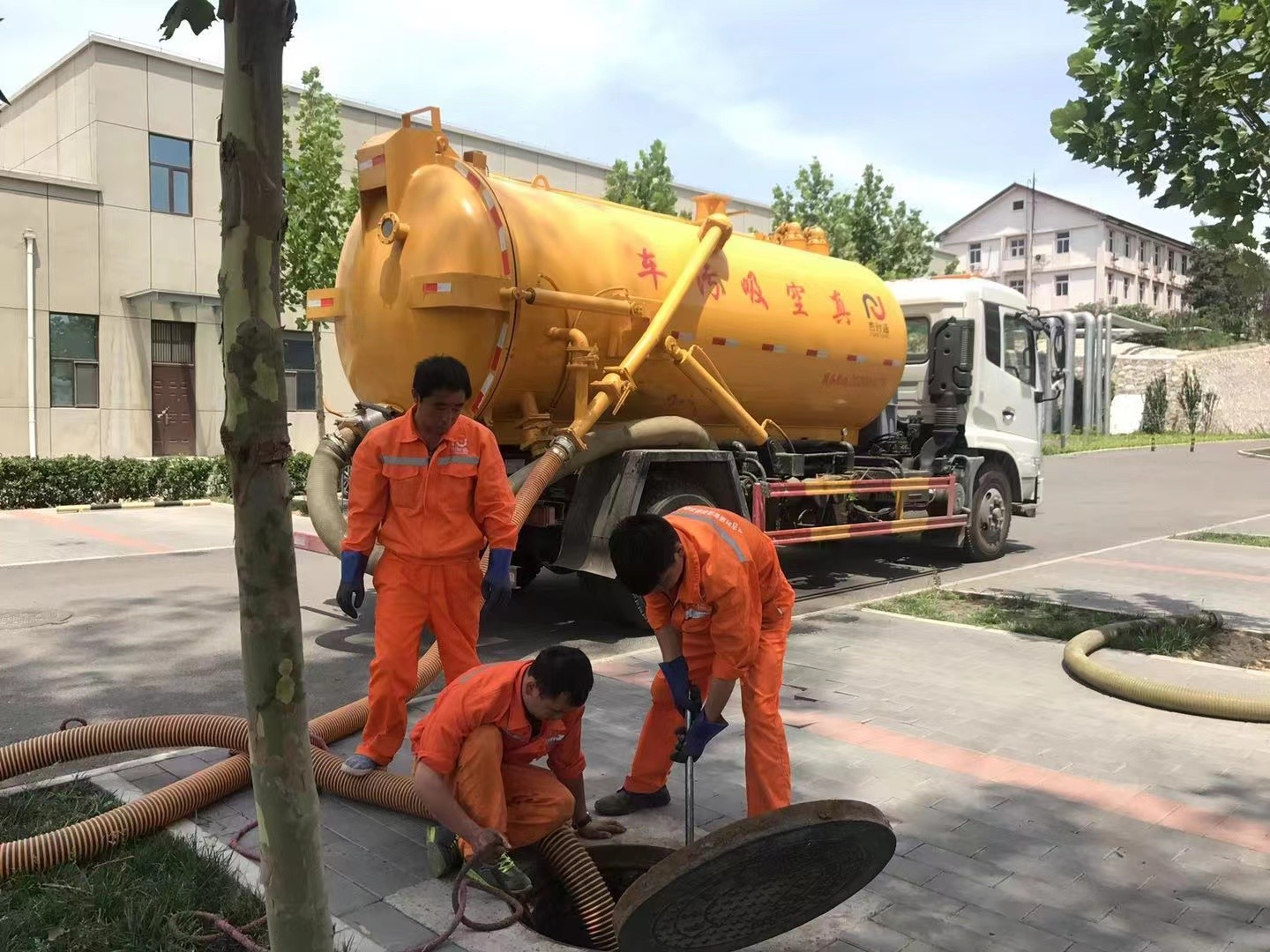 裕华管道疏通车停在窨井附近