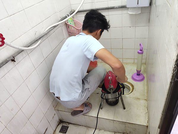 裕华管道堵塞冒臭气 专业师傅现场解决问题