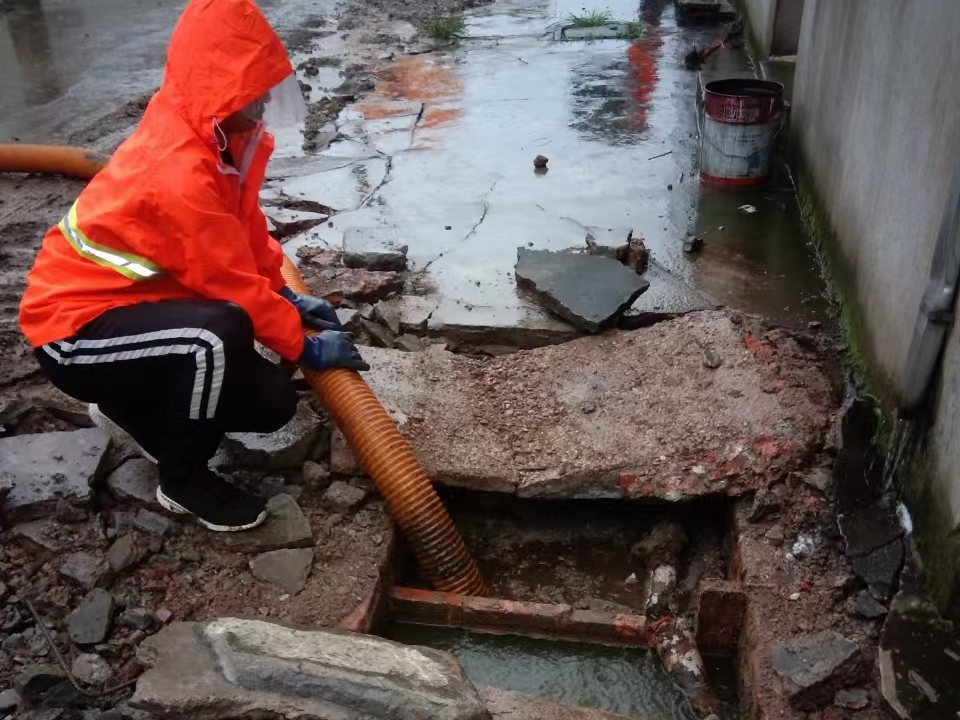 裕华专业清理污水池 炜誉市政以规范流程守护城市 “肠道”