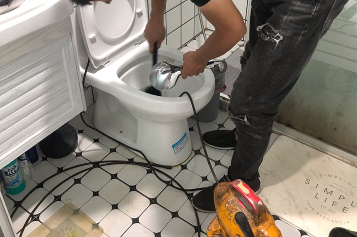 裕华马桶堵塞自己疏通还是找师傅?专业上门服务让你省时更省心